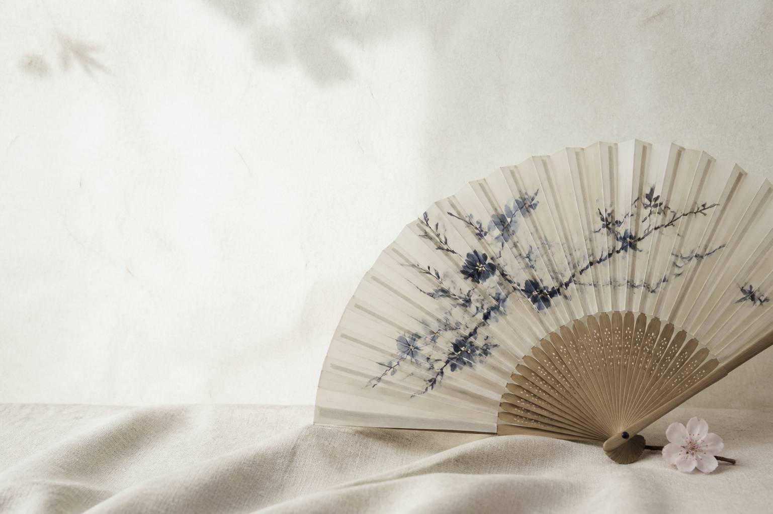 Éventail japonais déplié aux motifs de fleurs stylisées