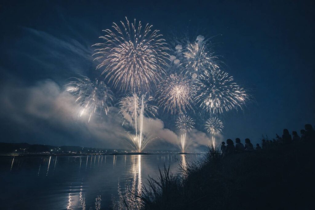 Feux d'artifice hanabi éclatant au-dessus d'une rivière au Japon