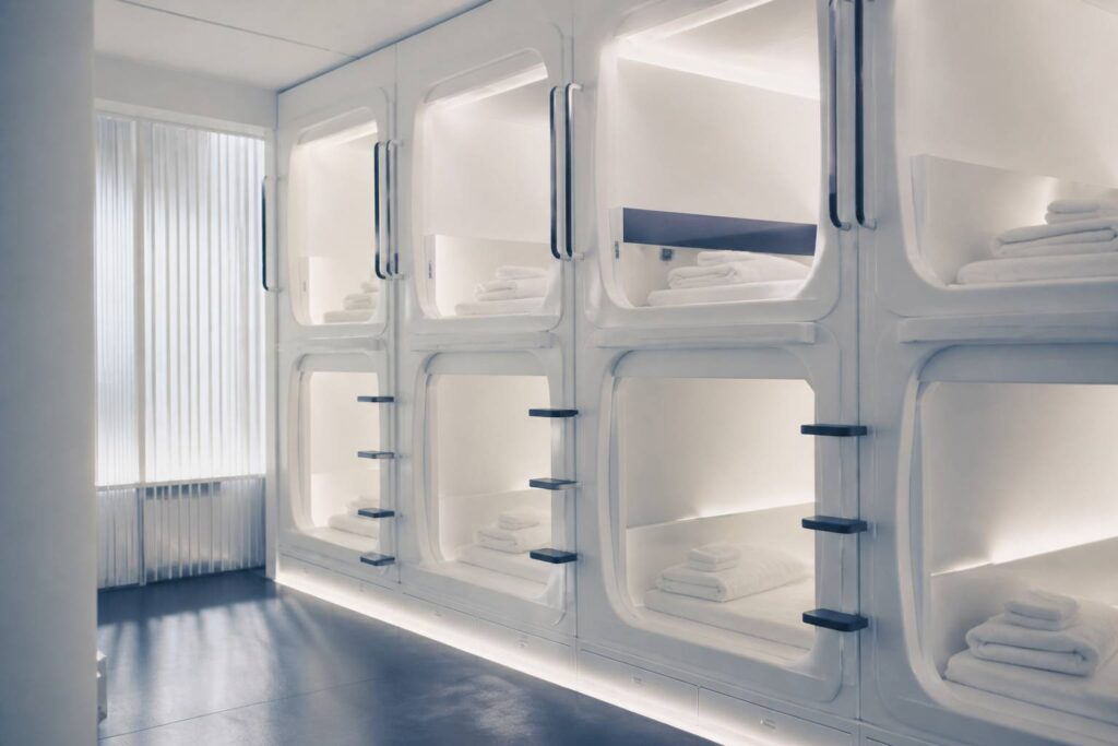 Rangée de capsules d'hôtel moderne à Tokyo avec lumière LED douce