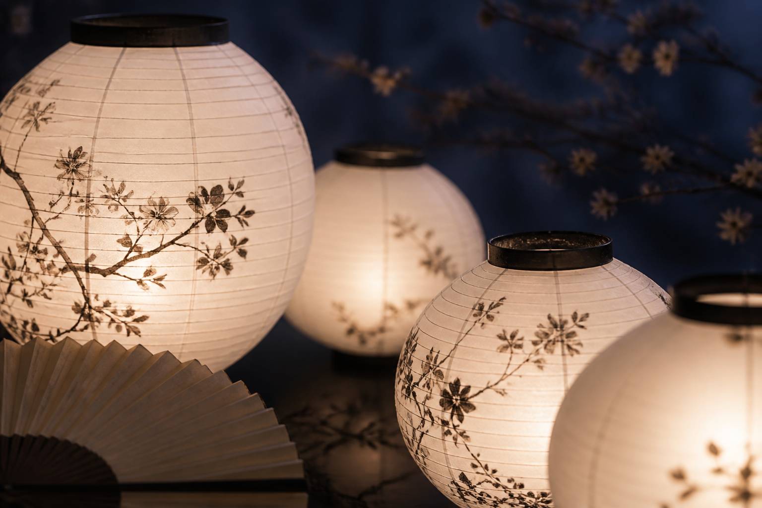 Lanternes japonaises illuminées avec motifs floraux et éventail