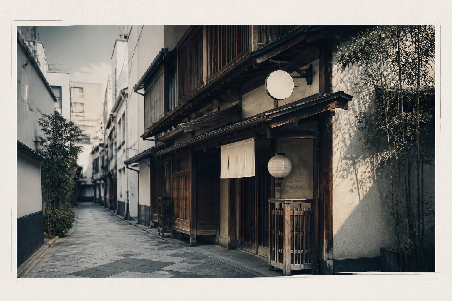 Ruelle calme d'un quartier de Tokyo avec enseigne traditionnelle