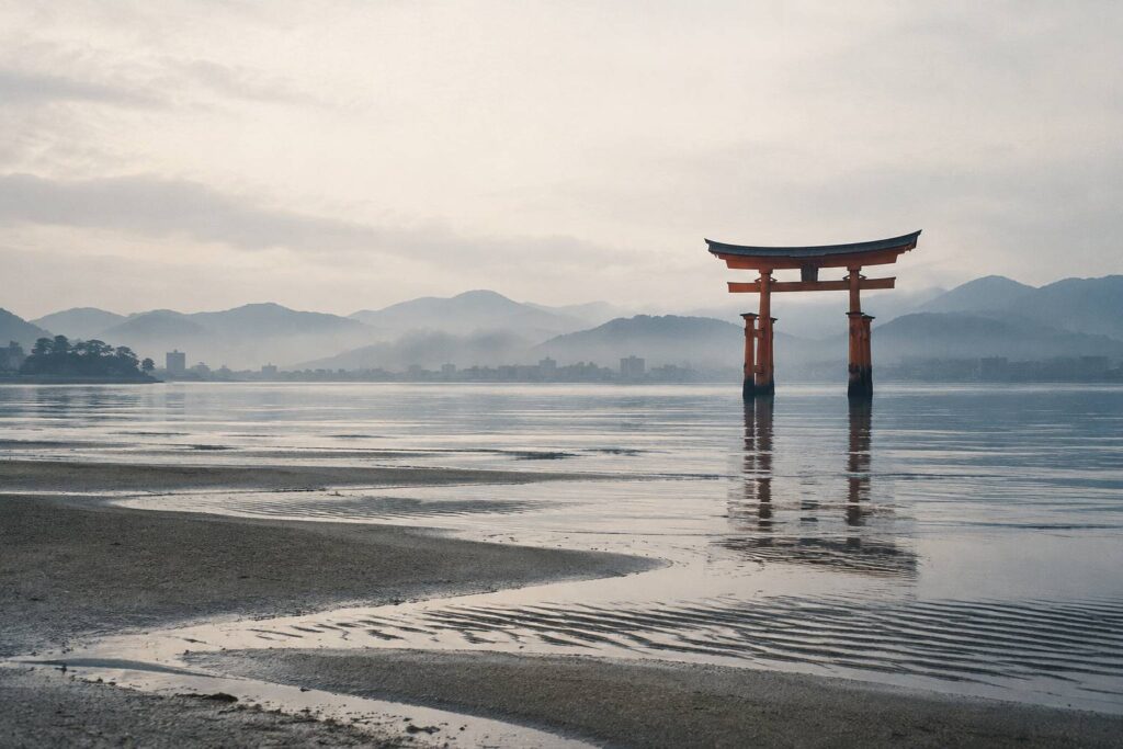 Illustration éditoriale du sujet : Découvrez le mystère du torii flottant au japon