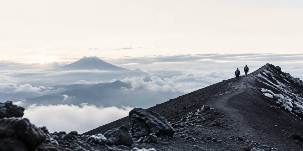 Illustration éditoriale du sujet : Escalader le mont fuji : conseils et préparation pour une ascension réussie