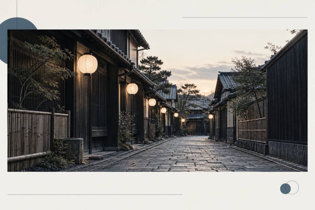 Ruelle traditionnelle de Gion à Kyoto avec maisons en bois, lanternes et bambou