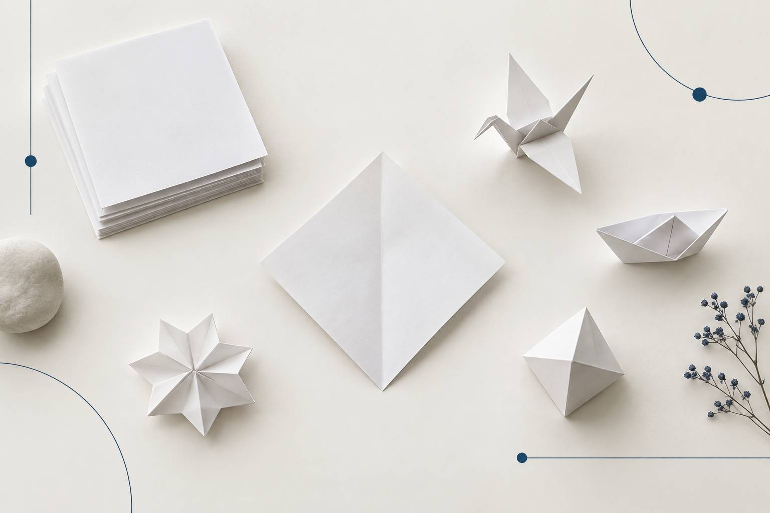 Carre de papier en cours de pliage d'origami sur un plan de travail clair