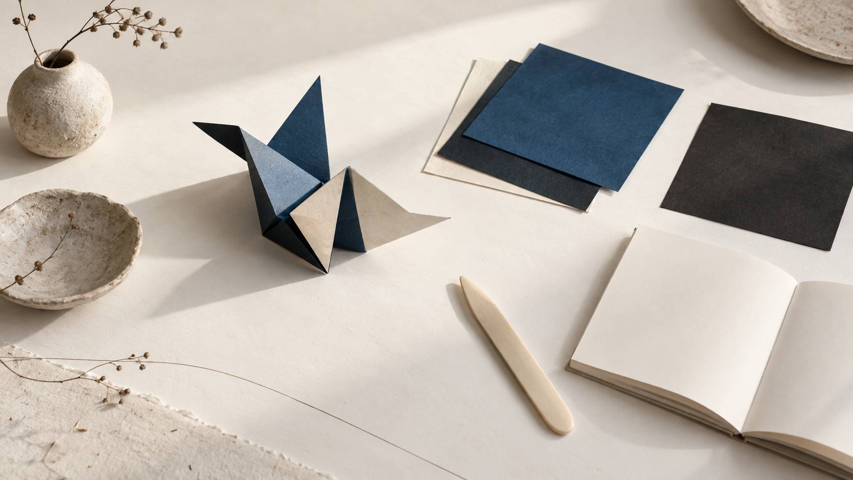 Pliage d'origami en cours avec carres de papier colore